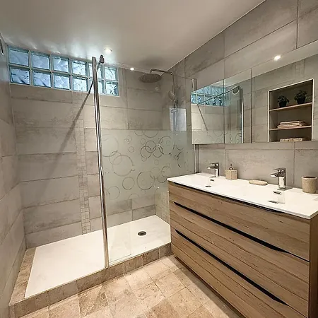 Comfortable And Bright Renovated 4-room 5' Downtown *
