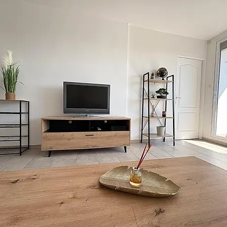 Comfortable And Bright Renovated 4-room 5' Downtown