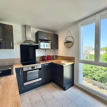Comfortable And Bright Renovated 4-room 5' Downtown