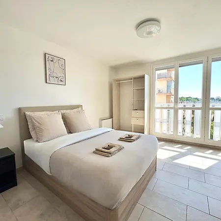 Comfortable And Bright Renovated 4-room 5' Downtown Appartamento
